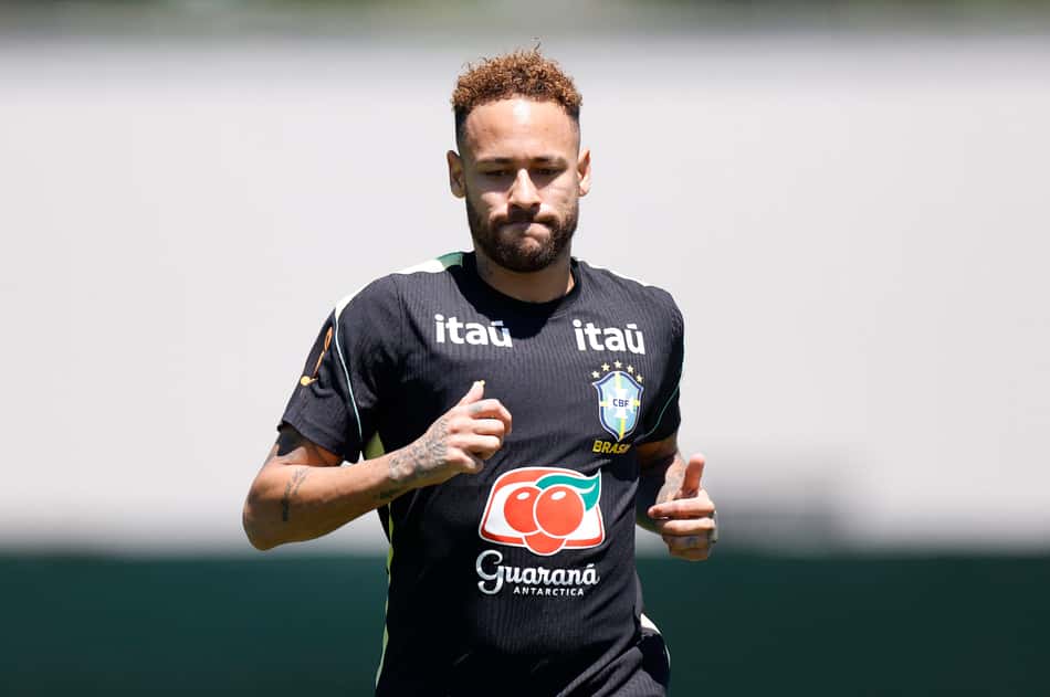 Neymar vai a campo e treina com a Seleção Brasileira