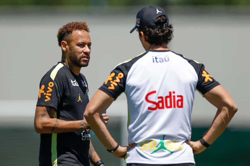 Neymar vai a campo e treina com a Seleção Brasileira