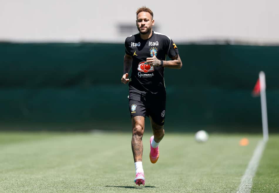 Neymar vai a campo e treina com a Seleção Brasileira