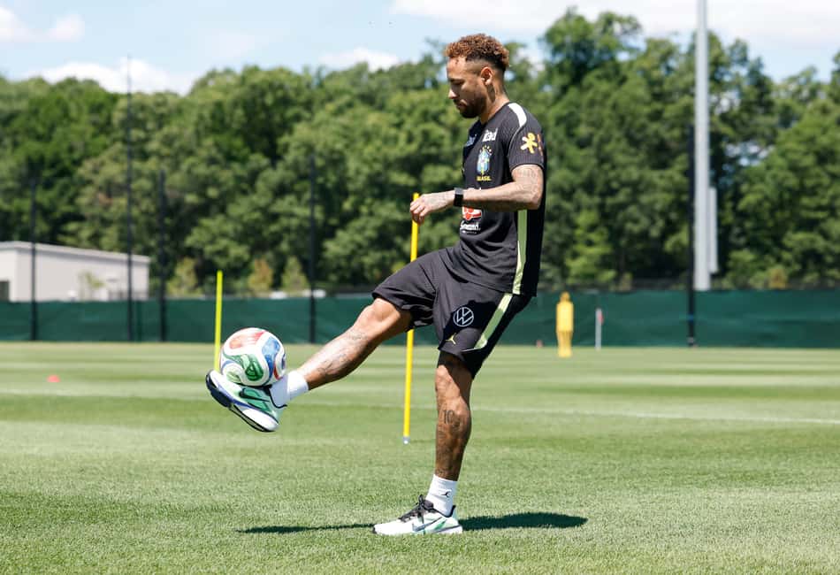 Neymar vai a campo e treina com a Seleção Brasileira