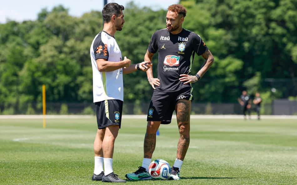 Neymar vai a campo e treina com a Seleção Brasileira