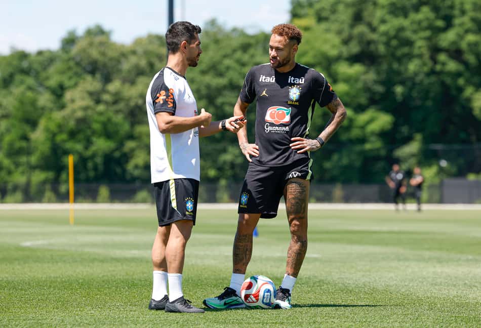 Neymar vai a campo e treina com a Seleção Brasileira