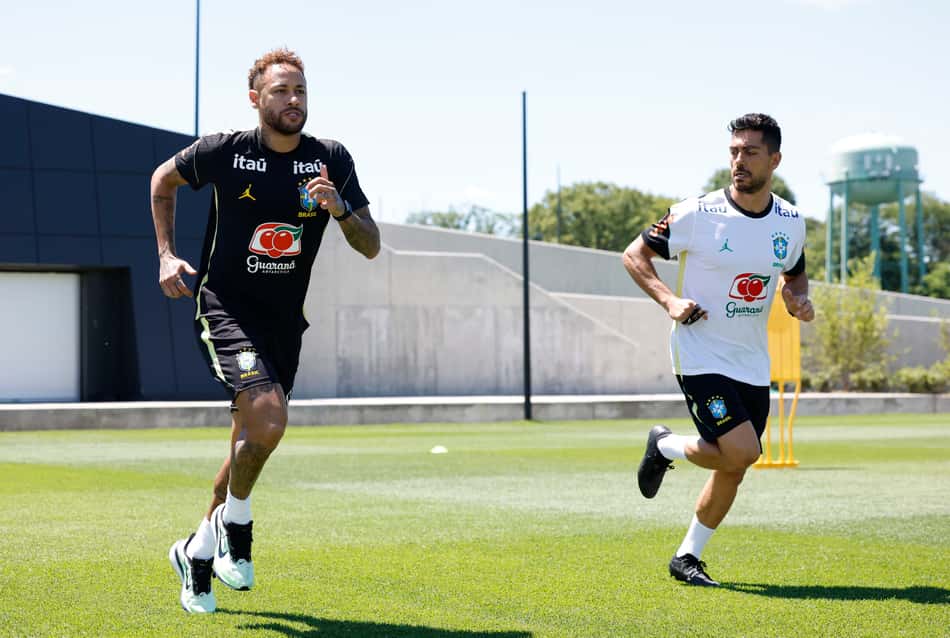 Neymar vai a campo e treina com a Seleção Brasileira