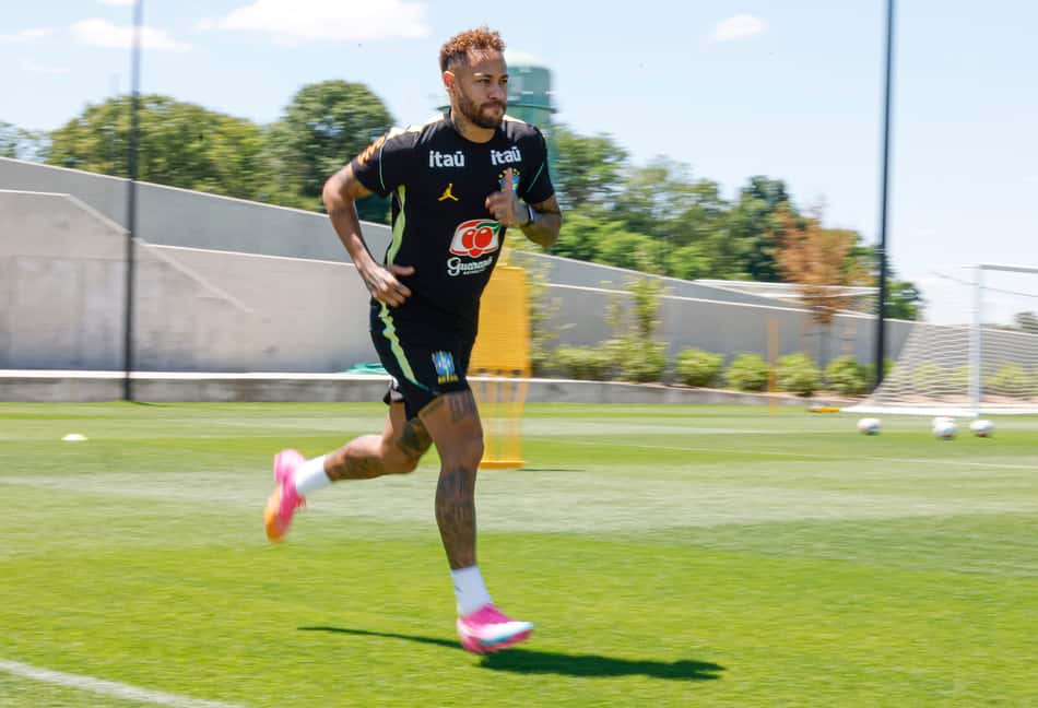Neymar vai a campo e treina com a Seleção Brasileira
