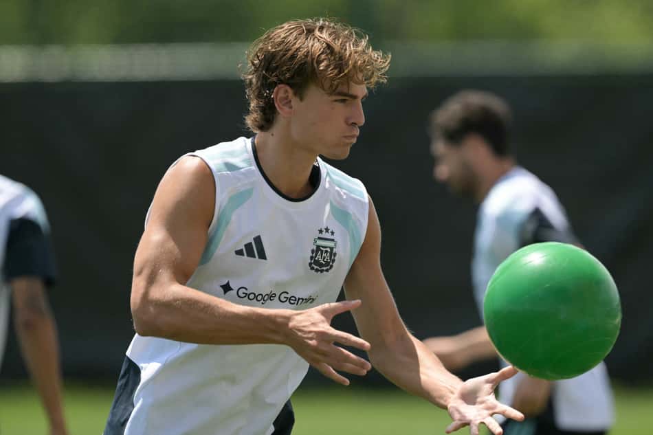 Nico Paz treinado pela seleção da Argentina