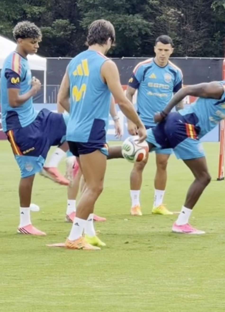 Durante treino da Espanha na Copa do Mundo, Nico William acertou duas vezes a perna de Lamnie Yamal