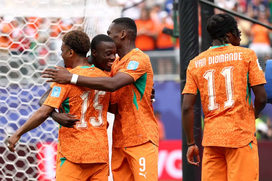 Nicolas Pépé é abraçado por companheiros após marcar gol pela Costa do Marfim sobre Curaçao, na Copa do Mundo