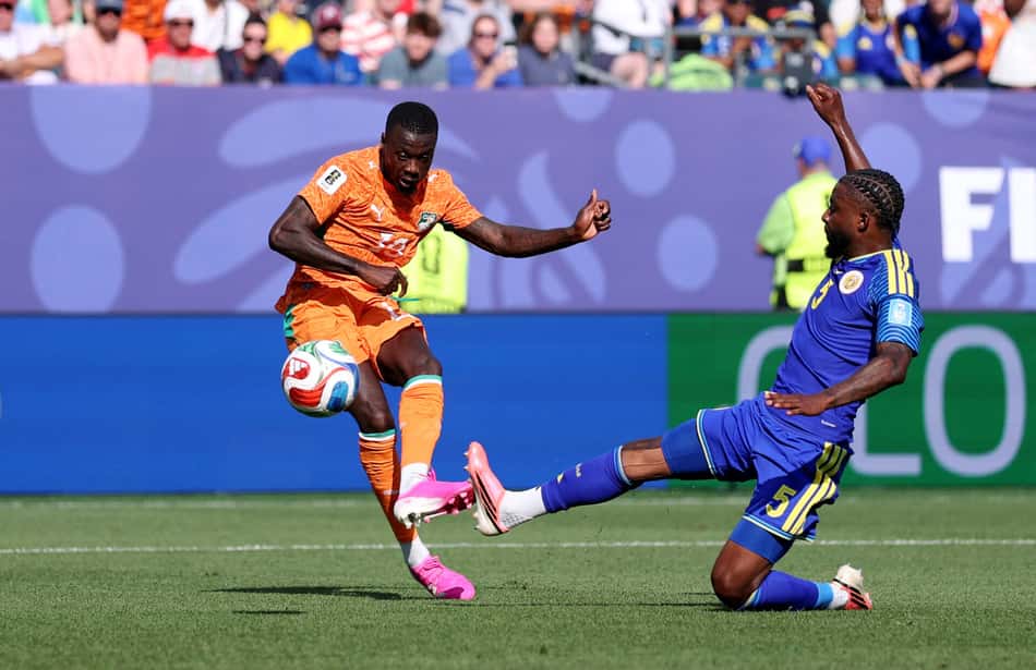 Nicolas Pépé finaliza para marcar o segundo gol da Costa do Marfim sobre Curaçao na Copa do Mundo