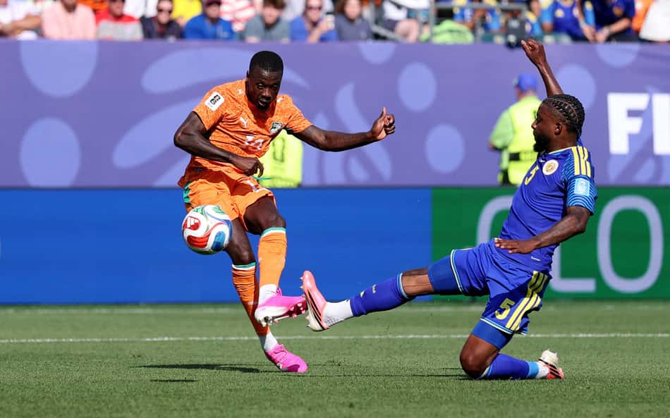 Nicolas Pépé finaliza para marcar o segundo gol da Costa do Marfim sobre Curaçao na Copa do Mundo