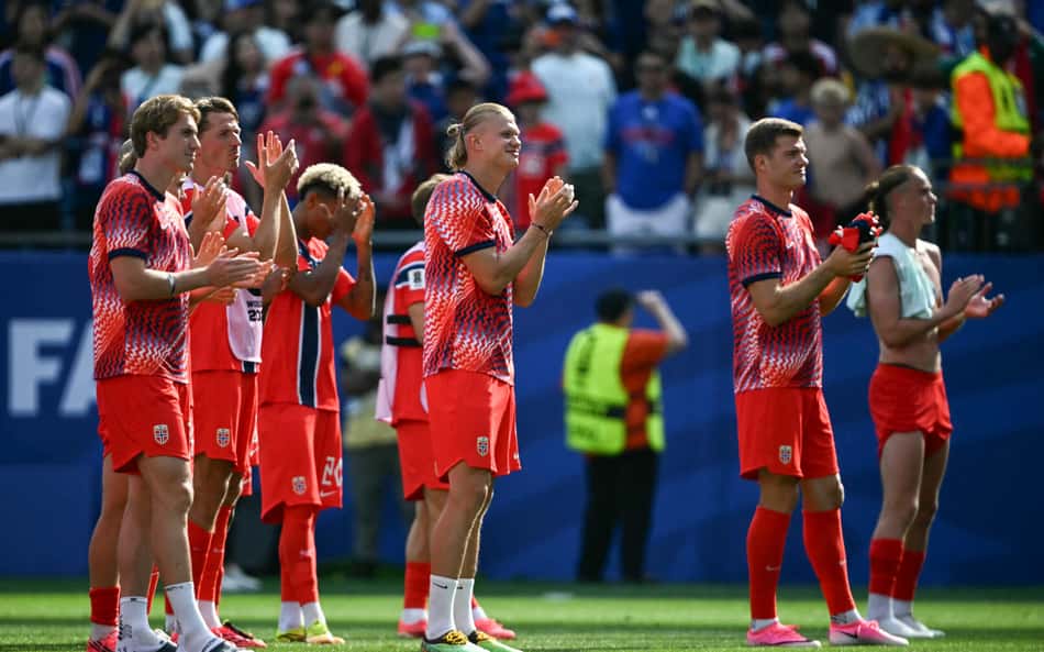 Equipe da Noruega, comandada pelo Haaland, agradecendo sua torcida