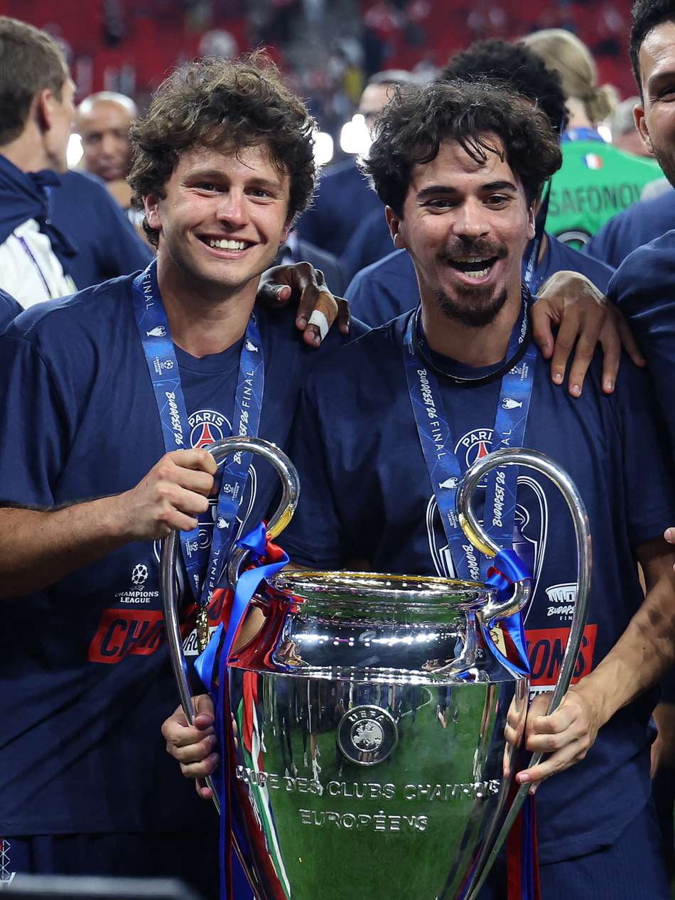 Nuno Mendes, João Neves, Vitinha e Gonçalo Ramos com o troféu da Champions League vencido pelo PSG