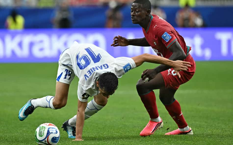 Nuno Mendes, com o uniforme vermelho de Portugal, é um dos destaques da Copa do Mundo