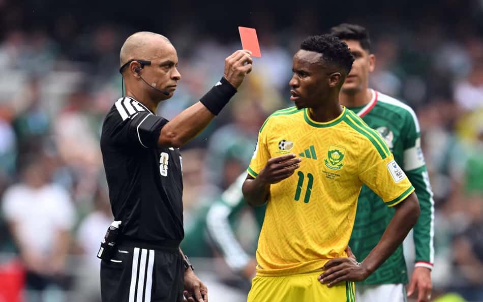 Wilton Pereira Sampaio dá cartão vermelho para o jogador da África do Sul no jogo contra o México, partida de abertura da Copa do Mundo 2026