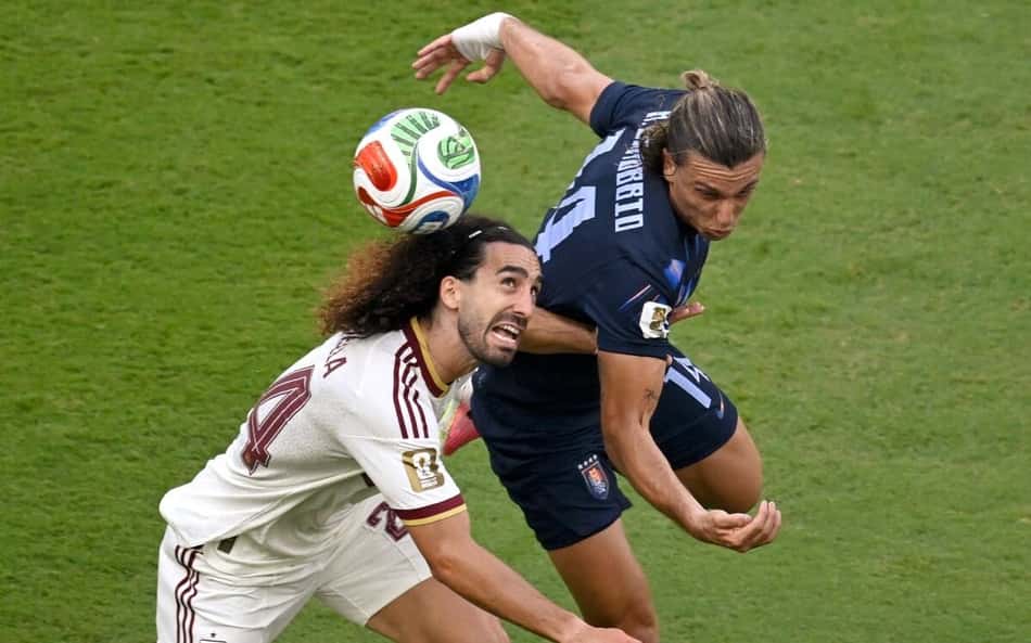 O espanhol Marc Cucurella e o uruguaio Canobbio disputam a bola no alto