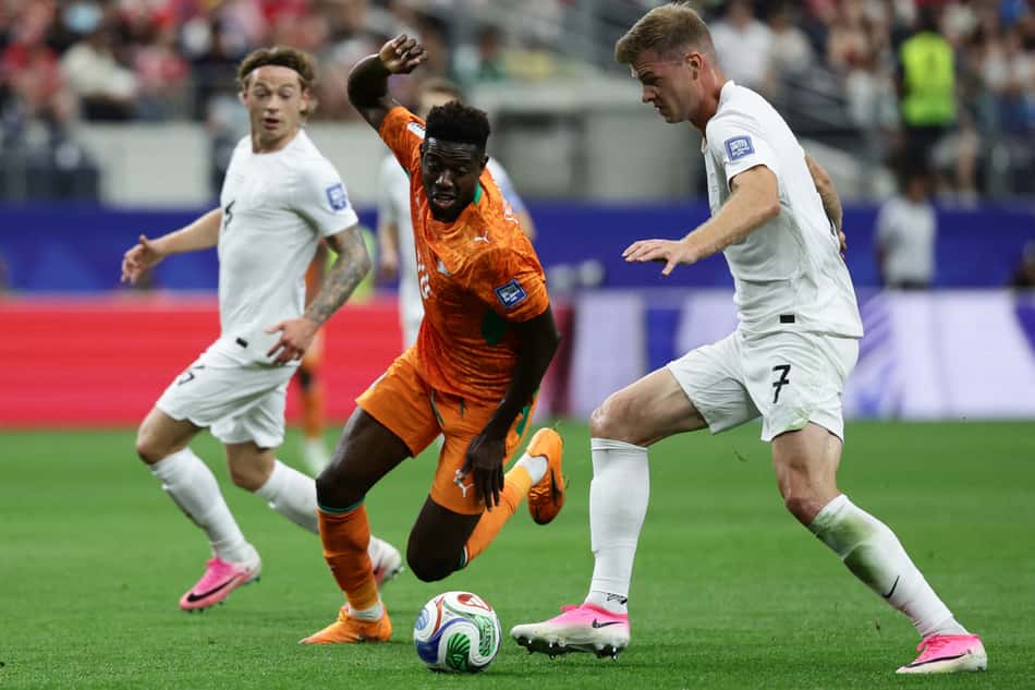 O meio-campista da Costa do Marfim, #18, Ibrahim Sangare (C), disputa a bola com o atacante norueguês #07 Alexander Sorloth (R) durante a partida de 16 avos de final da Copa do Mundo de 2026 entre Costa do Marfim e Noruega