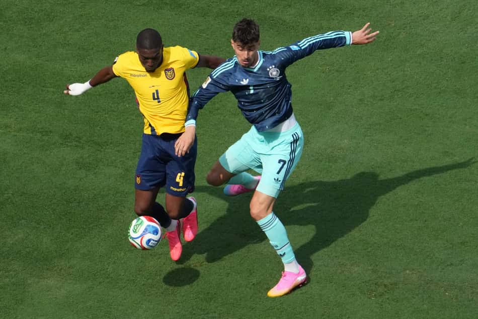 O zagueiro equatoriano Joel Ordonez e o atacante alemão Kai Havertz disputam a bola durante a partida do Grupo E da Copa do Mundo de 2026 entre Equador e Alemanha