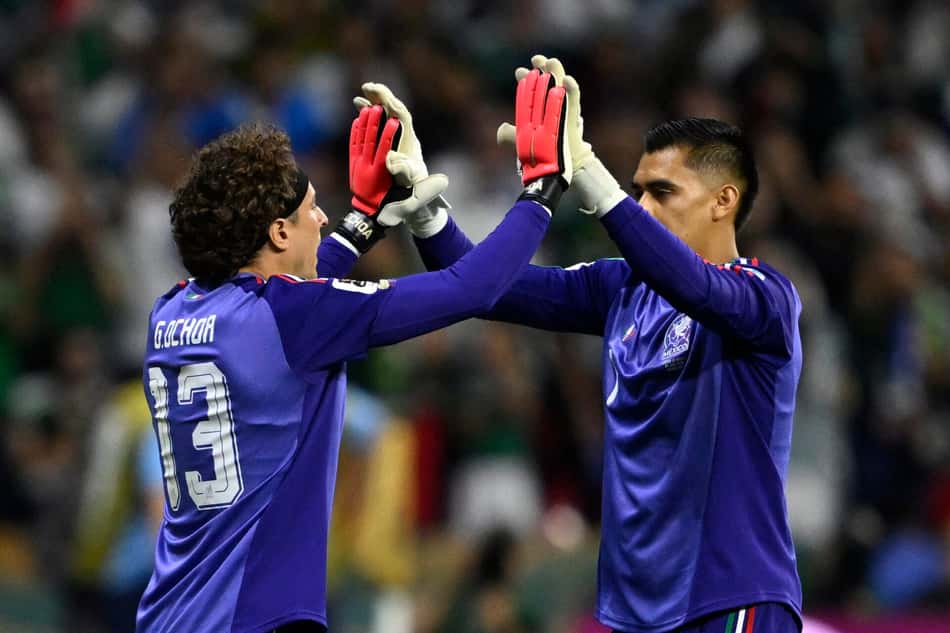 Ochoa cumprimenta Raul Rangel e entra em campo para disputar sua sexta Copa do Mundo com o México