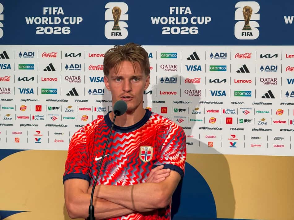 Odegaard, capitão da Noruega, dá entrevista na zona mista (Foto: Vitor Palhares/Lance!)