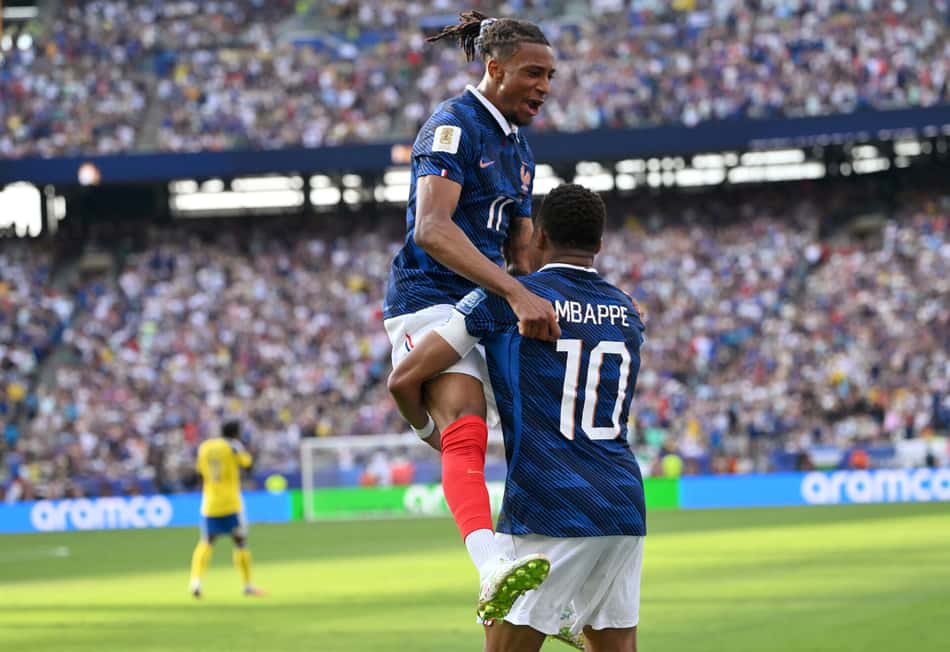 Olise abraça Mbappé em comemoração do gol da França
