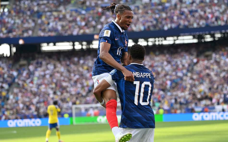 Dupla Mbappé e Olise massacra Suécia, e França avança na Copa do Mundo