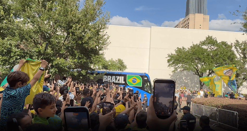 Ônibus da Seleção Brasileira chega a Hotel em Huston, TX (EUA)