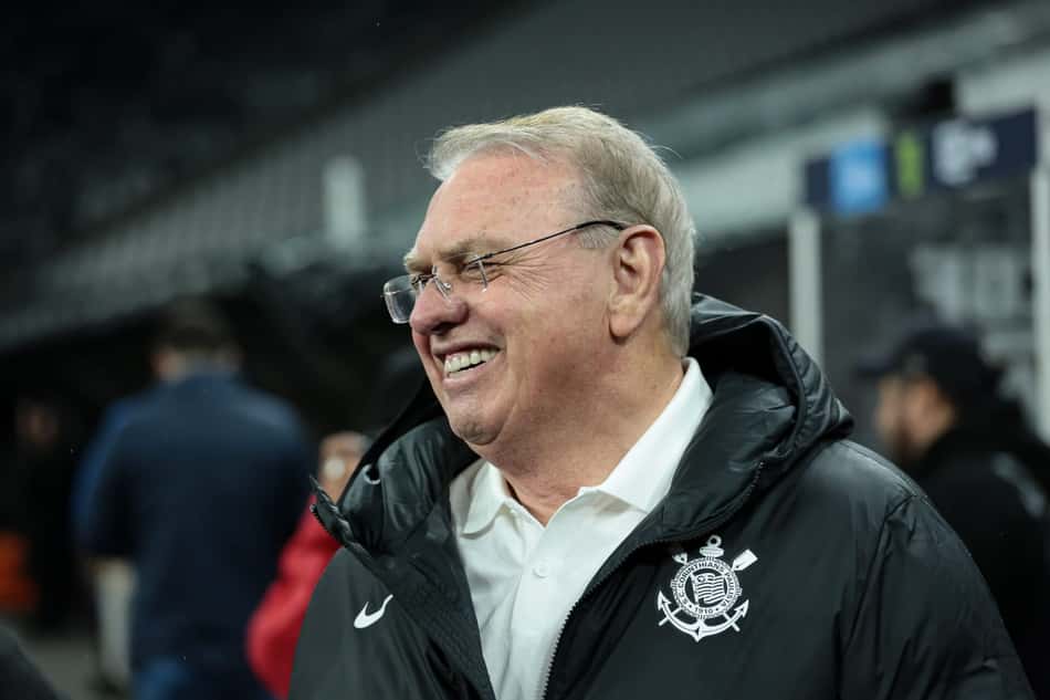 Osmar Stabile, presidente do Corinthians, olhando para frente