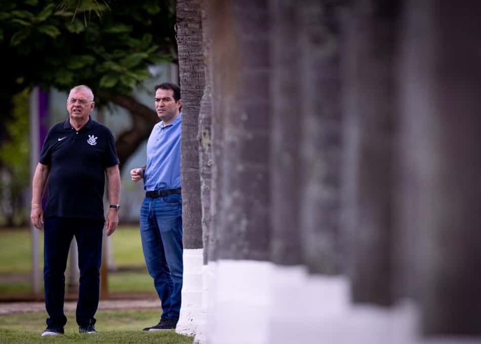 Osmar Stabile, presidente, e Marcelo Paz, executivo de futebol do Corinthians, olhando para frente e pensando