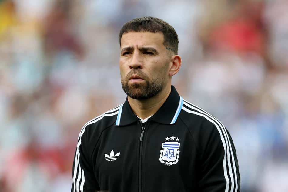 Otamendi durante o hino nacional da Argentina em amistoso contra Honduras