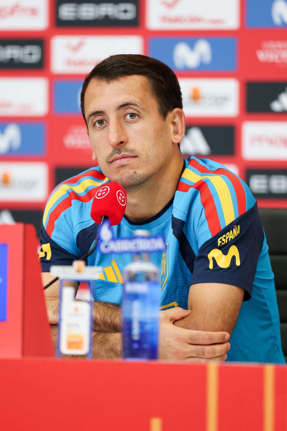 Oarzabal concede entrevista coletiva após treino da Espanha
