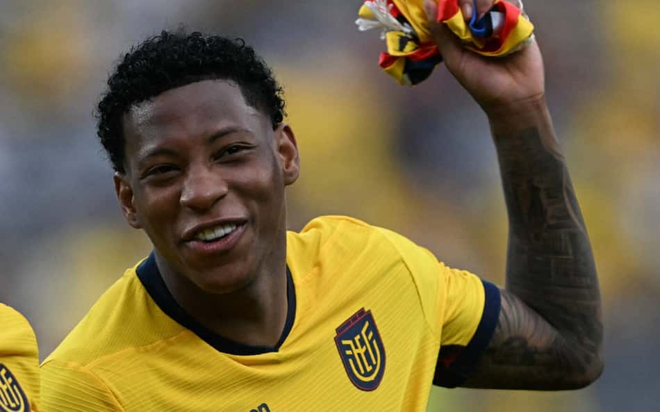 Gonzalo Plata, do Flamengo, sorrindo durante Equador x Alemanha na Copa do Mundo