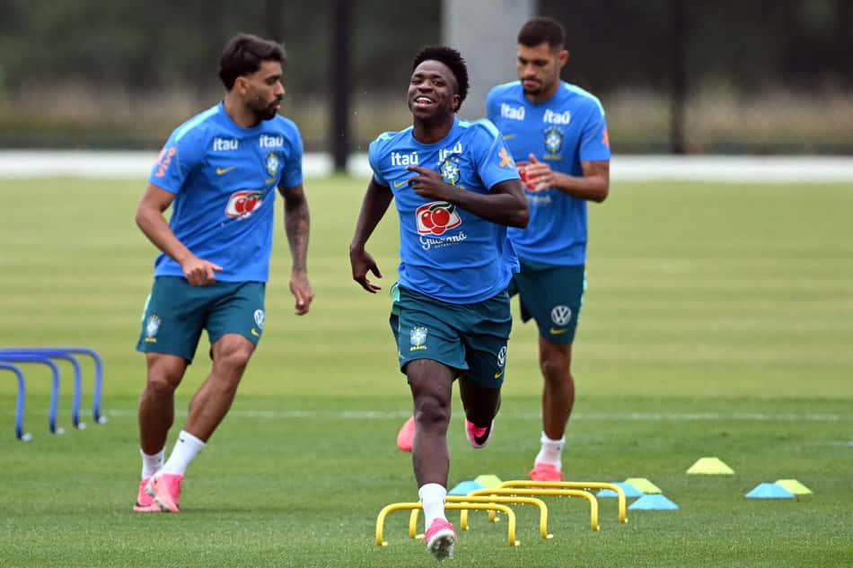 Paquetá, Vini Jr e Bruno Guimarães durante treino da Seleção Brasileira