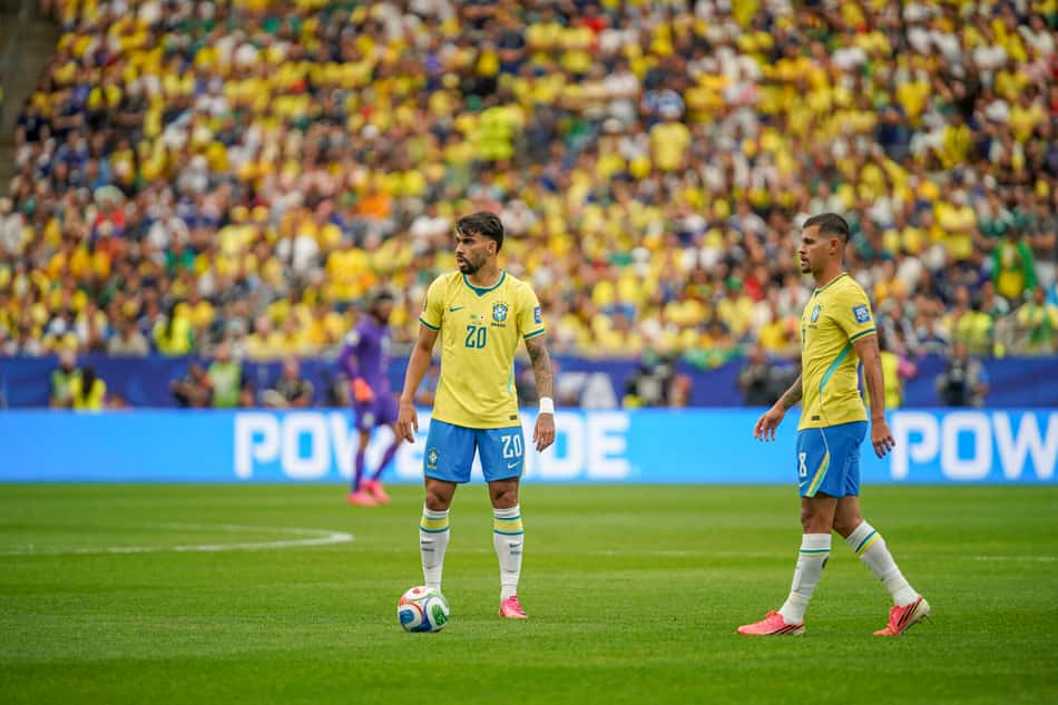 Lucas Paquetá pouco antes de sentir a lesão na coxa pela Seleção