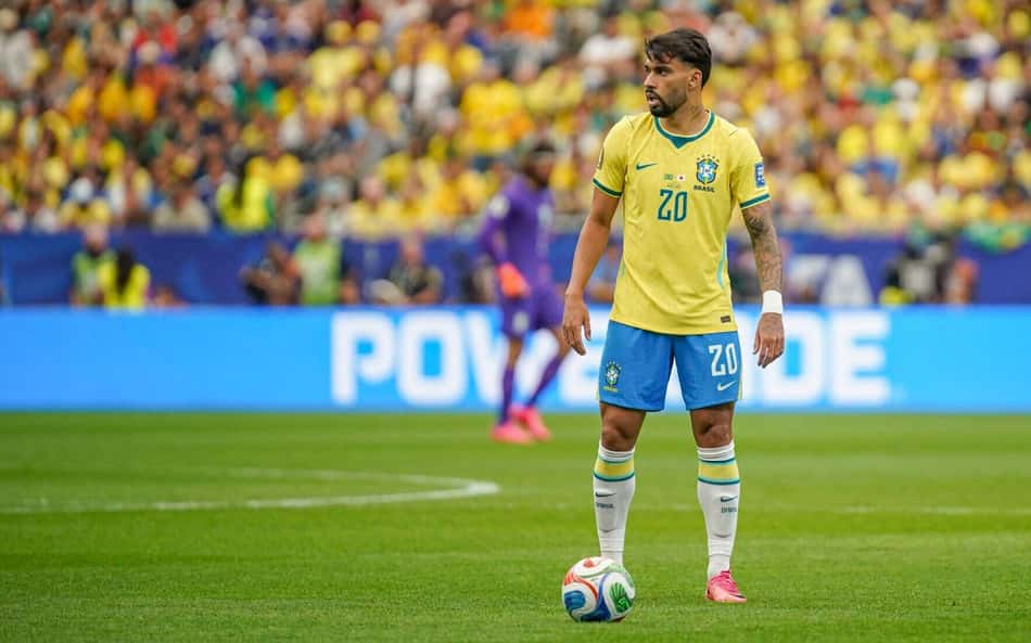 Lucas Paquetá jogando pela Seleção Brasileira contra o Japão na Copa do Mundo de 2026
