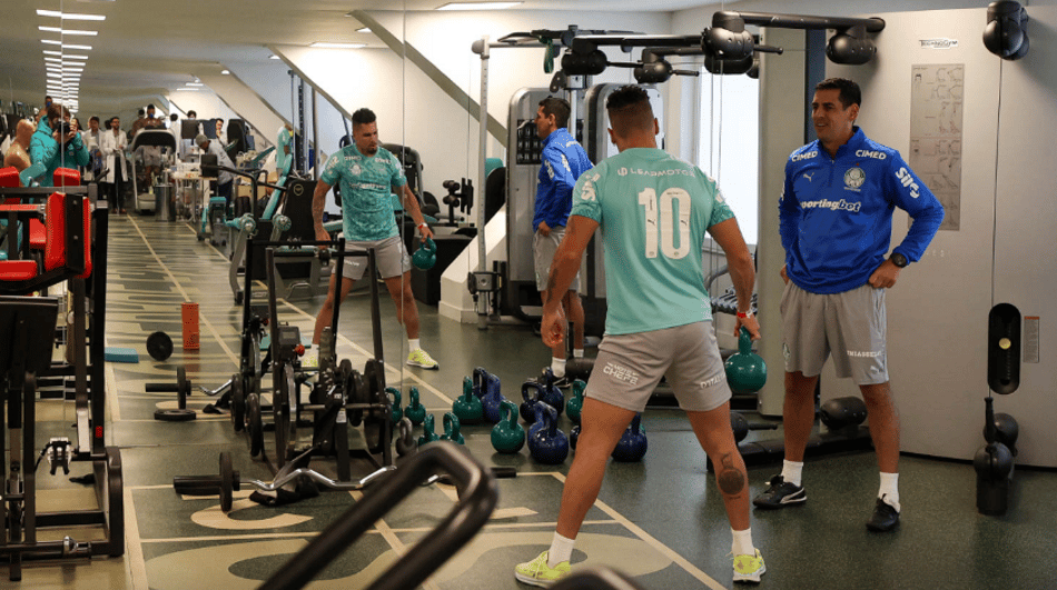 Paulinho, atacante do Palmeiras, durante atividades na Academia de Futebol