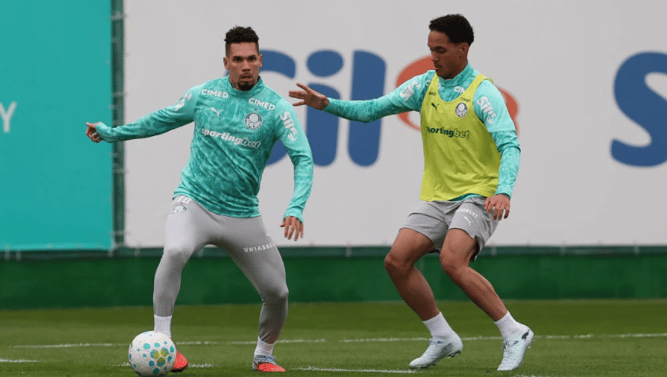 Paulinho durante treino do Palmeiras