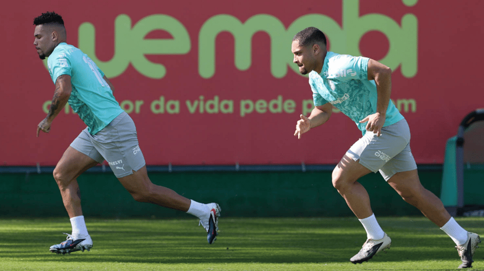Paulinho e Vitor Roque treinam na Academia de Futebol do Palmeiras