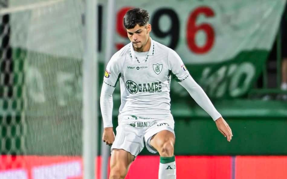 Paulinho Ibelli domina a bola em campo pelo América-MG