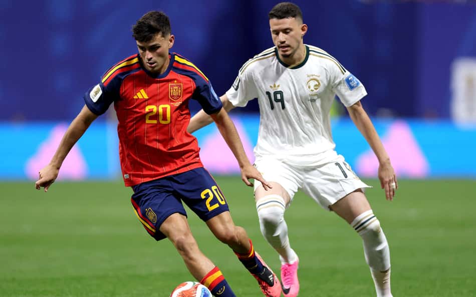 Pedri, da Espanha, perseguido por marcador da Arábia Saudita em jogo da Copa do Mundo