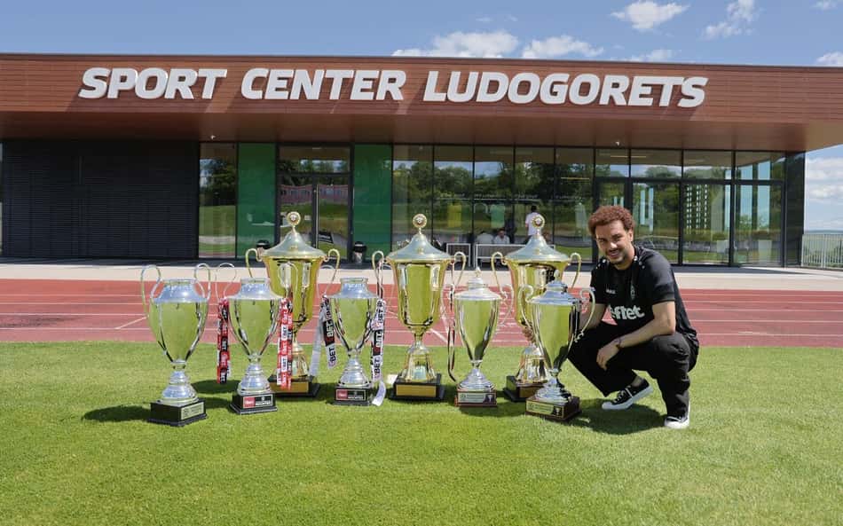 Pedro Naressi e os troféus conquistados no Ludogorets (Foto: Divulgação / PFC Ludogorets)