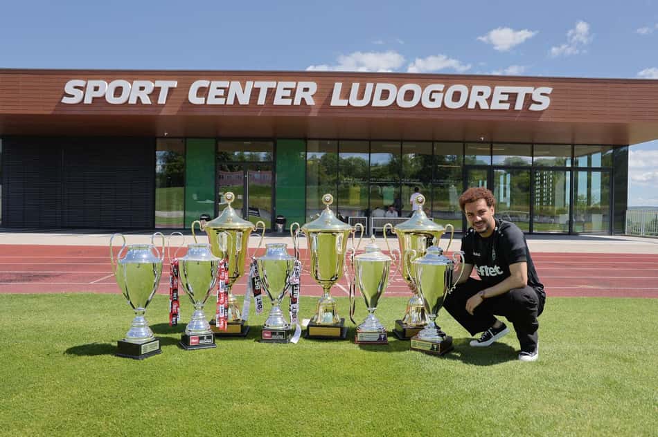 Pedro Naressi e os troféus conquistados no Ludogorets (Foto: Divulgação / PFC Ludogorets)