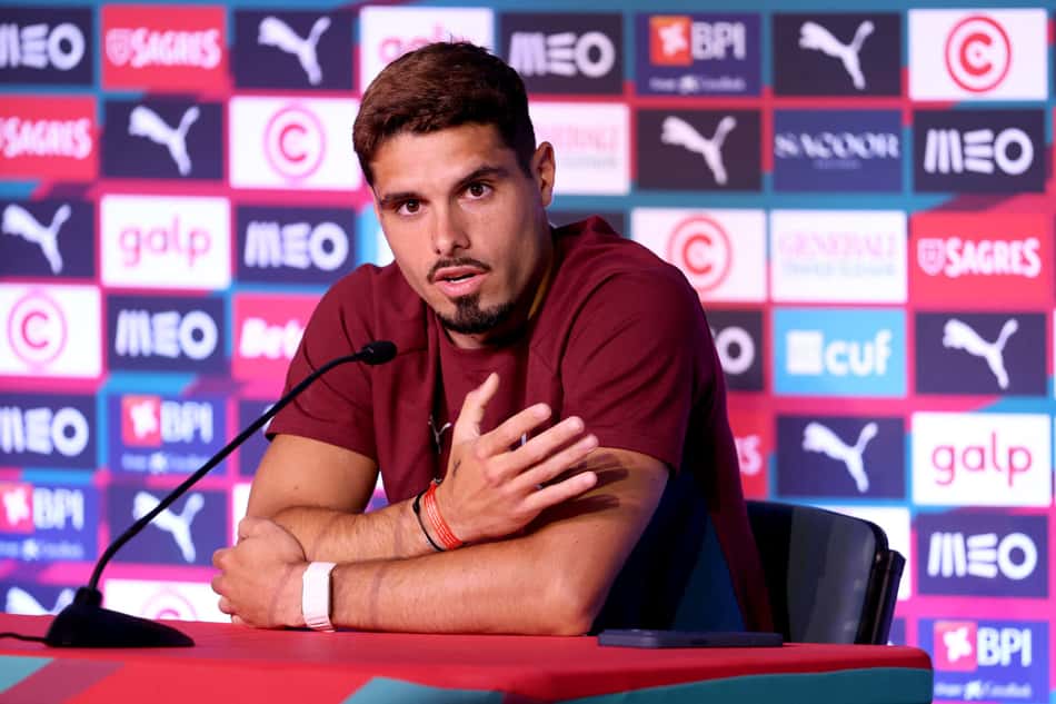 Pedro Neto falando em coletiva feita pela Seleção de Portugal na Copa do Mundo de 2026.