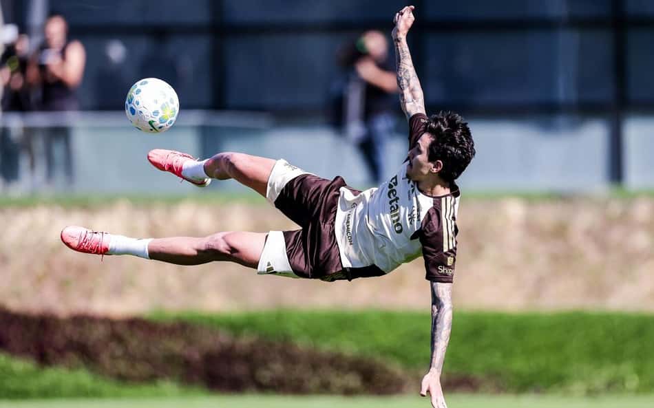 Pedro em finalização de voleio durante treino do Flamengo no Ninho do Urubu