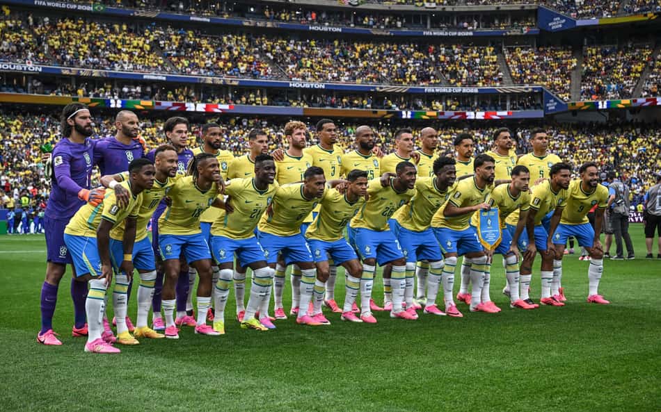 Periflados para foto, todos os jogadores da Seleção Brasileira posam vestindo camisa amarela, short azul e meião branco