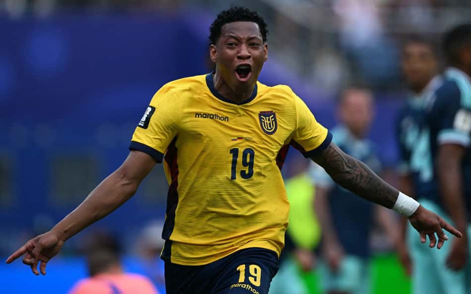 Gonzalo Plata, atacante do Flamengo, comemora com os braços abertos o gol da virada do Equador sobre a Alemanha na Copa do Mundo