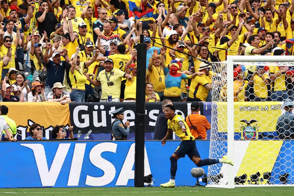 Gonzalo Plata comemorando gol de braços abertos e gritando