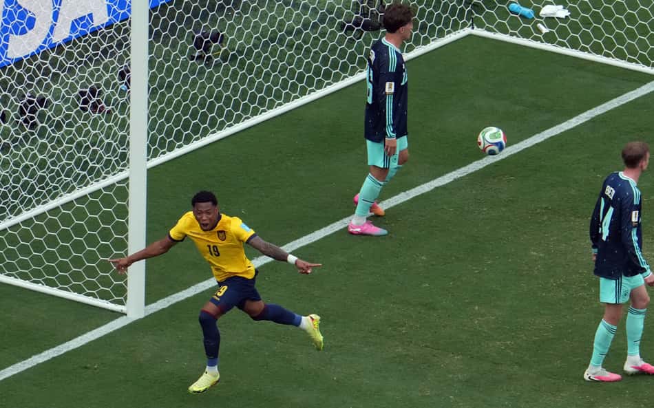Plata celebra de braços abertos o gol da vitória do Equador contra a Alemanha (Foto: TIMOTHY A. CLARY / AFP)