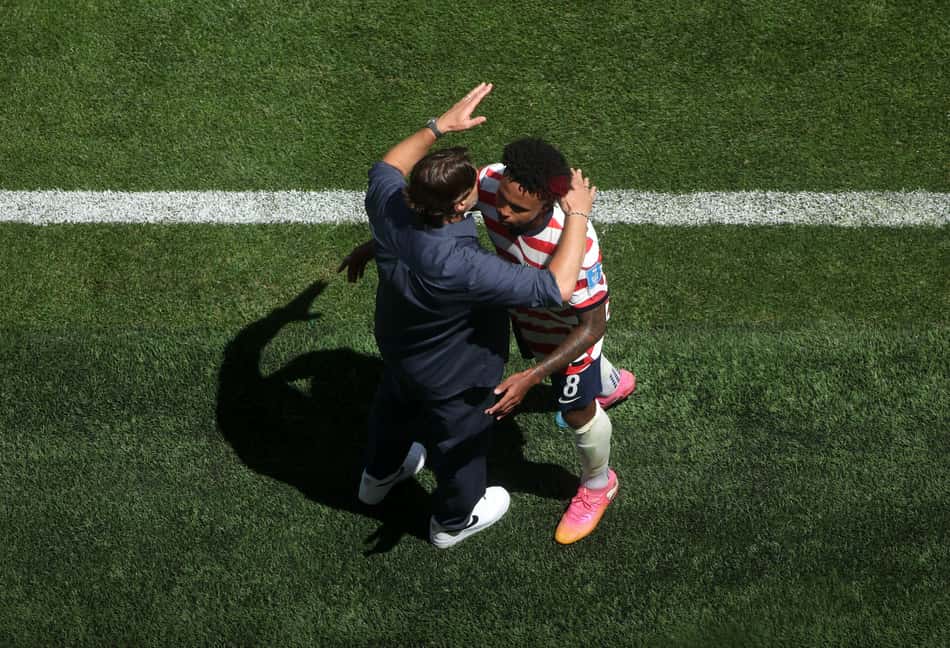 Maurício Pochettino abraça Weston McKennie à beira do campo