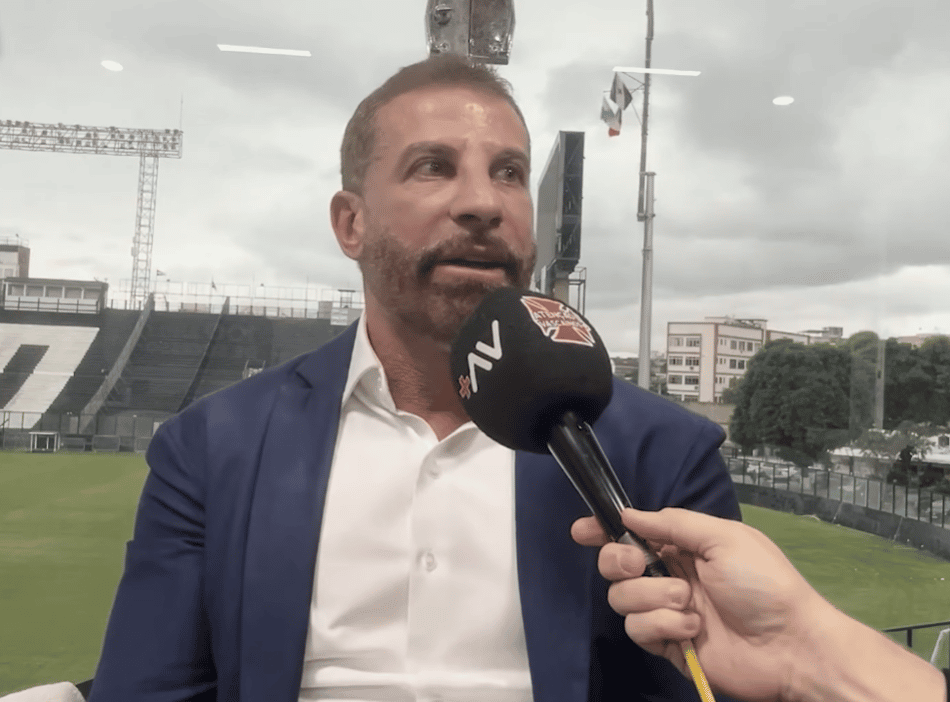 Presidente Pedrinho concede entrevista após afastamento da SAF do Vasco, ao fundo está o estádio de São Januário
