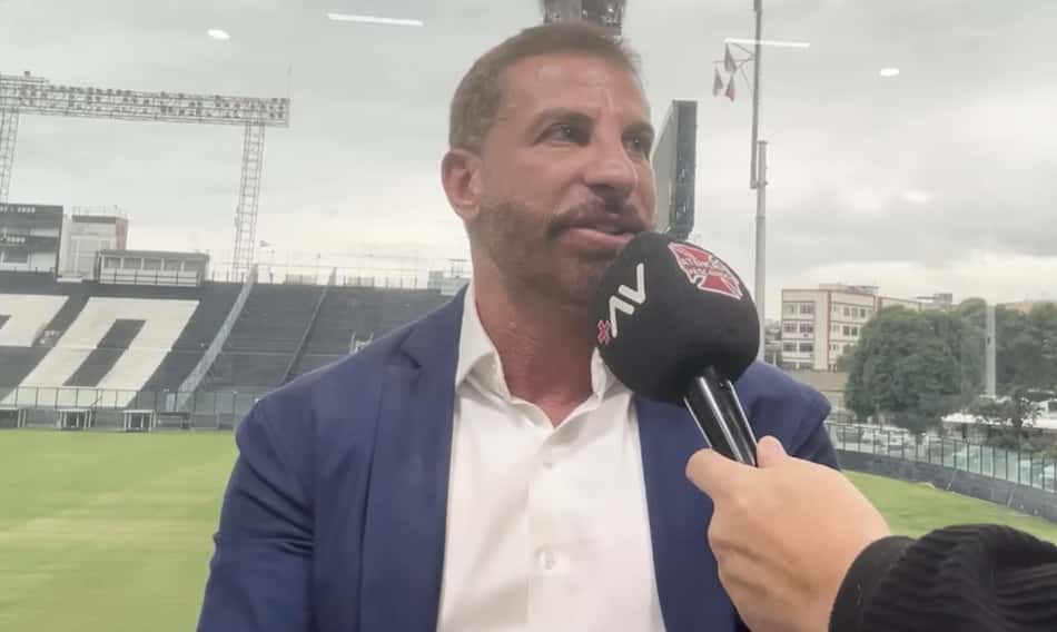 Presidente Pedrinho concede entrevista após afastamento da SAF do Vasco, ao fundo está o estádio de São Januário