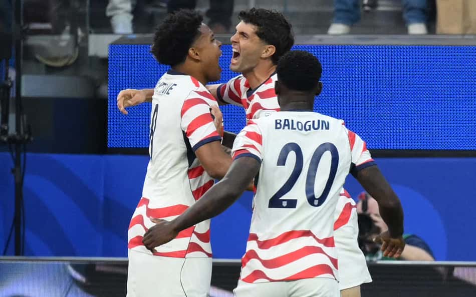 Christian Pulisic é celebrado por companheiros após marcar em EUA x Paraguai